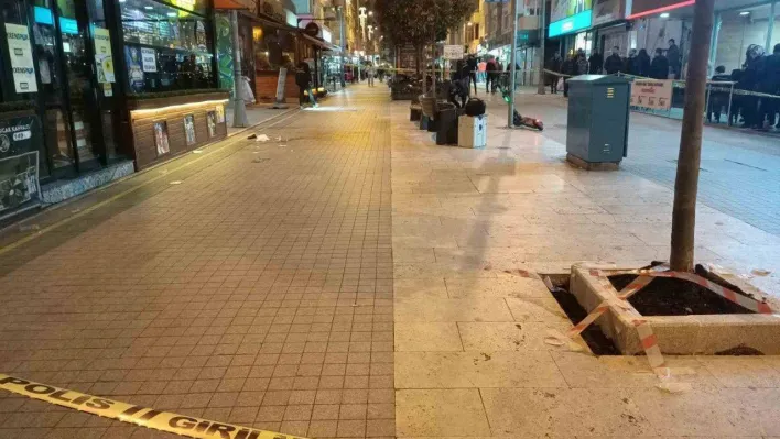 Küçükçekmece'de silahlı saldırı: Cadde ortasında kurşunların hedefi oldu