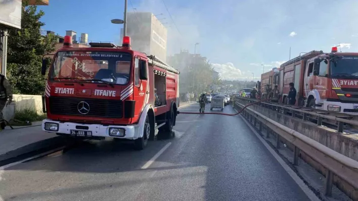 Küçükçekmece E-5 yan yolda metruk bir binada yangın çıktı: Yol trafiğe kapandı