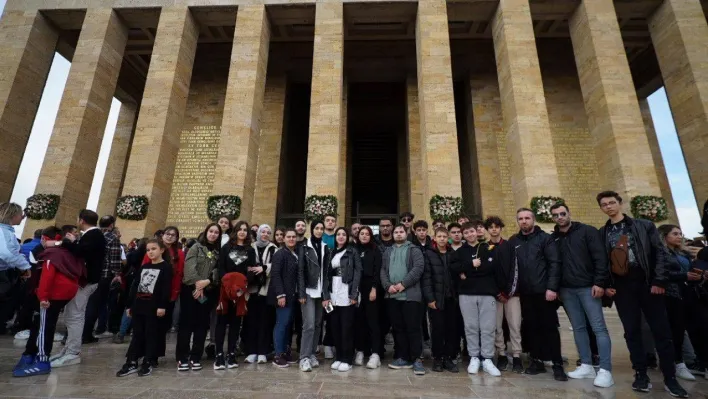 Küçükçekmeceli 100 genç Anıtkabir'i ziyaret etti