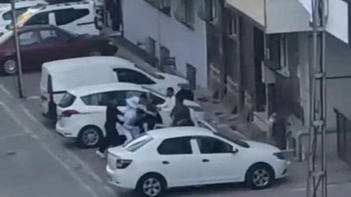 Küfür tartışmasında ortalık karıştı: Tekme tokat birbirine girdiler