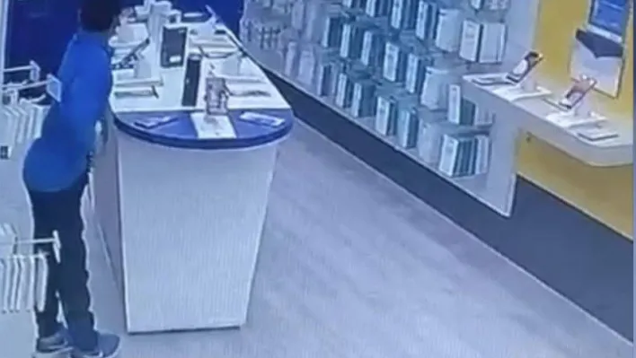 Kulaklığı çalıp cinsel organına sakladı, kameralara yakalandı