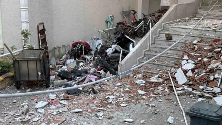 Kumburgaz'da bina duvarlarının yıkılma anı kamerada