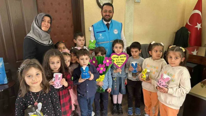 Kur'an Kursu öğrencisi minikler kumbaralarını depremzede akranlarına bağışladı