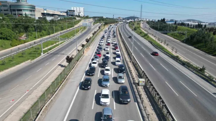 Kurban Bayramı dönüşünde kilometrelerce trafik kuyruğu oluştu