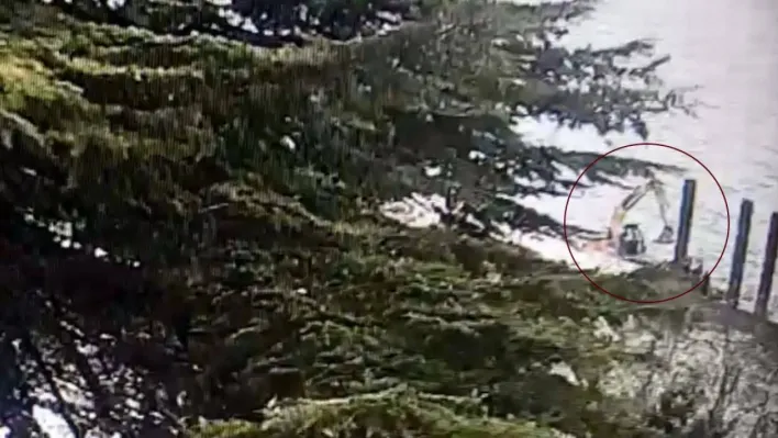 Kuruçeşme'de İBB çalışmasında toprak kepçenin ağırlığıyla çökmüştü: O anlar kamerada