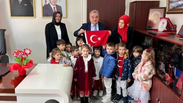 Kutsal emanetler Kaymakam Öztürk'e emanet edildi