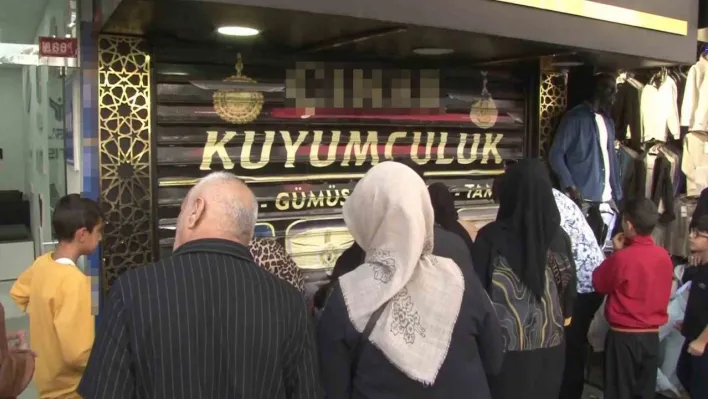 Kuyumcu altınları alıp kaçtı, vatandaşlar dükkanı yağmalamaya çalıştı