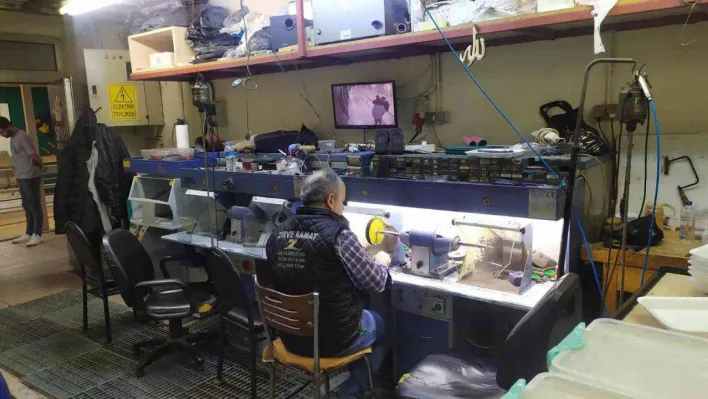 Kuyumcukent'te çalıştıkları iş yerinden gram gram 3 milyon değerinde altın çaldılar