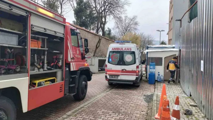 Kuyuya düşen inşaat işçisinin bacağı demire saplandı