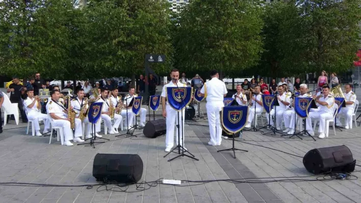 Kuzey Deniz Saha Komutanlığı Bandosu Taksim Meydanı'nda konser verdi