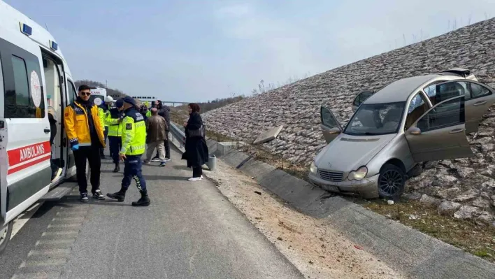 Kuzey Marmara'da kazaya karışan otomobil istinat duvarına çıktı