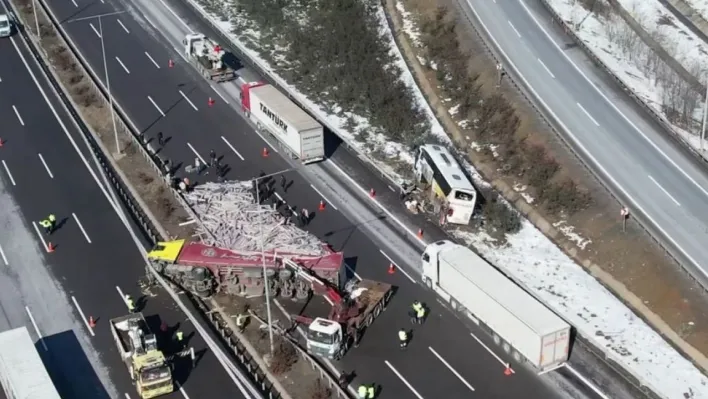 Kuzey Marmara Otoyolu Edirne istikametinde tırla yolcu otobüsü çarpıştı. Olay yerine polis ve sağlık ekipleri sevk edildi.