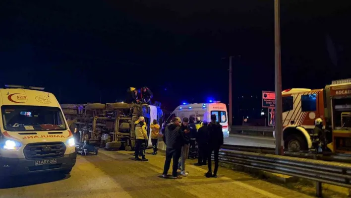 Kuzey Marmara Otoyolu girişinde beton mikseri devrildi: 2 yaralı