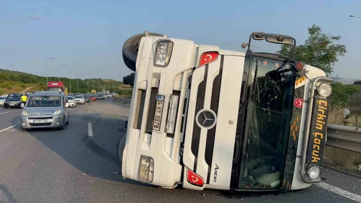 Kuzey Marmara Otoyolu'nda kamyon devrildi: 1 yaralı