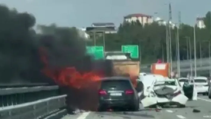 Kuzey Marmara Otoyolu'nda zincirleme  kaza sonrası 2 araç yandı