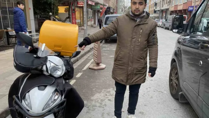 Laf attıkları motokuryeyi yakalamayınca motosikletini tekmelediler