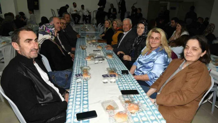 Lapseki Belediye Başkanı Eyüp Yılmaz, belediye çalışanları ve aileleriyle iftarda bir araya geldi