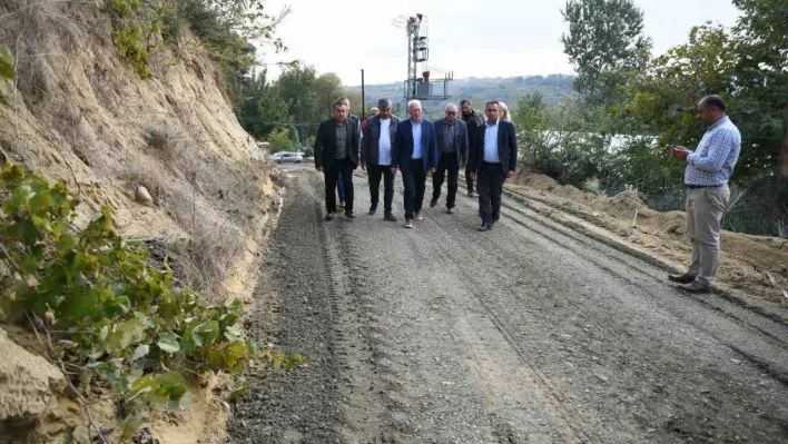 Lapseki Belediyesi arazi yollarında düzeltme ve çakıl dökme çalışmasına başladı