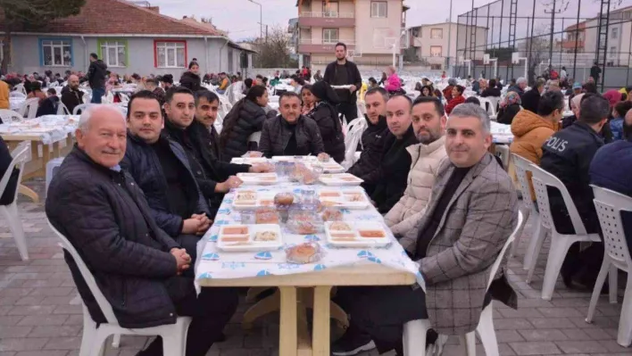 Lapseki Belediyesi'nin sokak iftarları devam ediyor