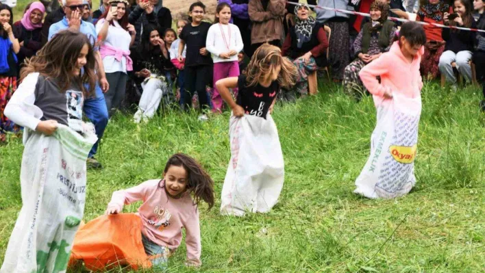 Lapseki'de geleneksel kır pikniği renkli görüntülere sahne oldu