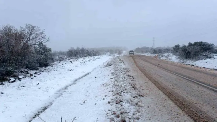 Lapseki'nin yükseklerinde kar kalınlığı 15 santimetreye ulaştı