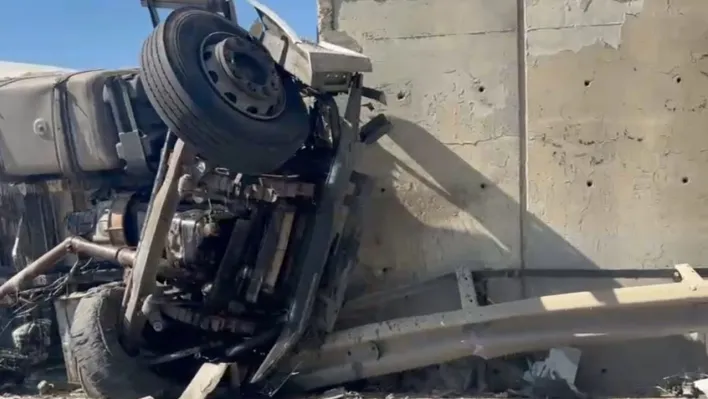 Lastiği patlayan kamyon köprü ayağına çarptı sürücü öldü