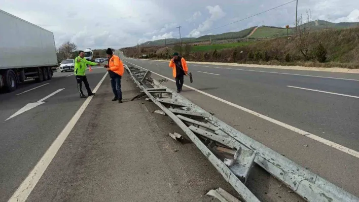 Lastiği patlayan tır bariyerlere daldı