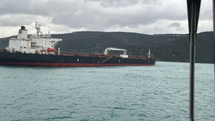 Liberya bayraklı Peria isimli yakıt tankeri İstanbul Boğazı geçişi sırasında arızalandı. Boğaz çift yönlü trafiğe kapatıldı. Yakıt tankeri, Kıyı Emniyeti Genel Müdürlüğü römorkörleri eşliğinde güvenli alana çekiliyor.