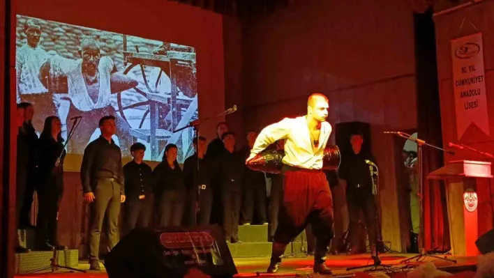 Lise öğrencilerinin '18 Mart Şehitler Günü' gösterisi duygulandırdı