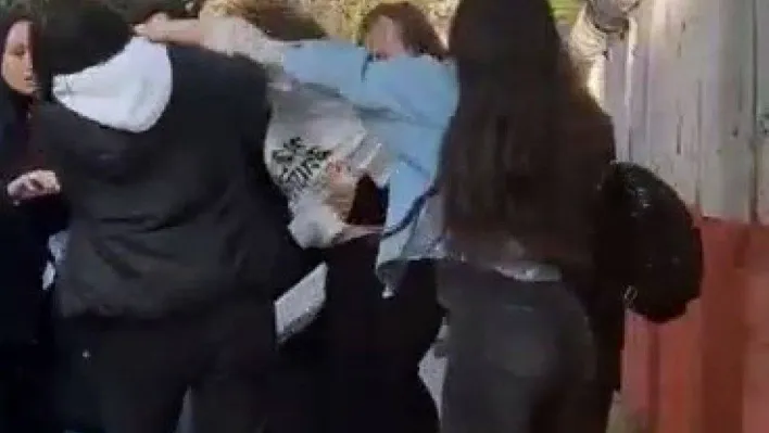 Lise önünde kızların saç saça baş başa kavgası kamerada