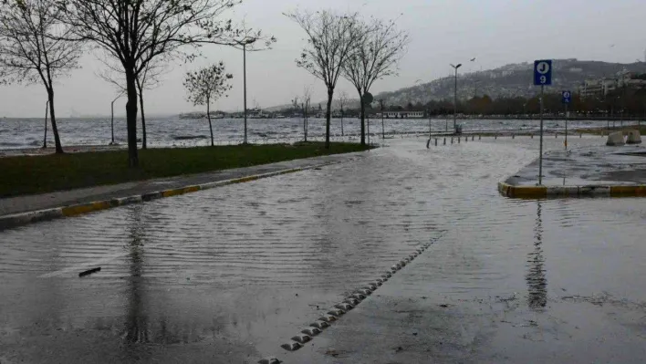 Lodos esti, kentin en büyük otoparkı denizle birleşti