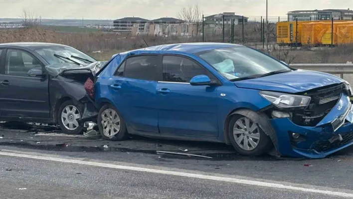 Lüleburgaz'da 4 otomobil zincirleme kaza yaptı: 2 yaralı