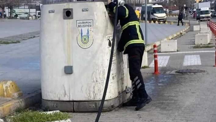 Lüleburgaz'da çöp konteynerinde çıkan yangını itfaiye söndürdü