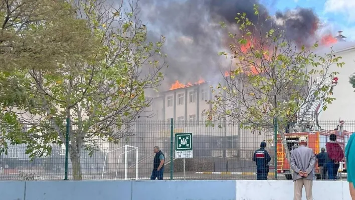 Lüleburgaz'da kız meslek lisesinde çatı yangını