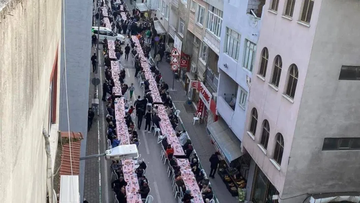 Mahalle gençleri bin kişilik iftar verdi