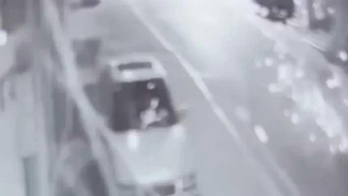 Mahalleyi ayağa kaldıran patlama: Elindekini atıp kaçtı