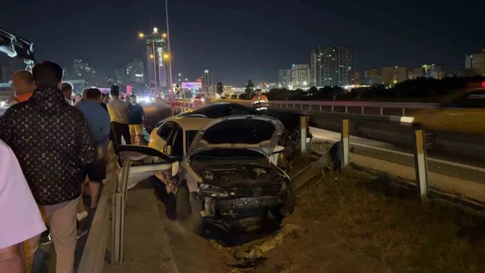 Makas atan araç kazaya sebep oldu: 2 otomobil yol ayrımındaki boşluğa düştü