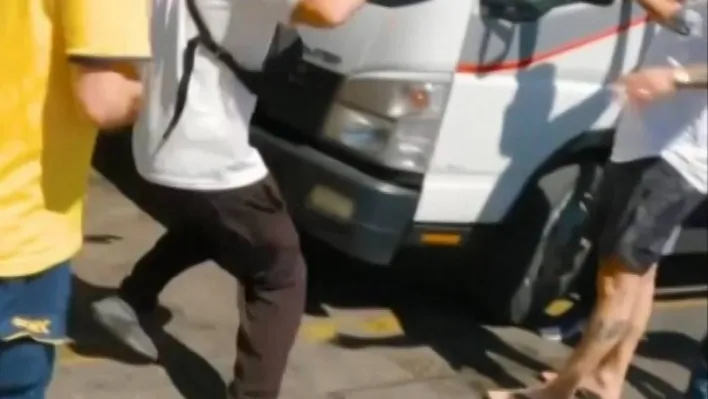 Maltepe'de akaryakıt istasyonunda satırlı kavga kamerada