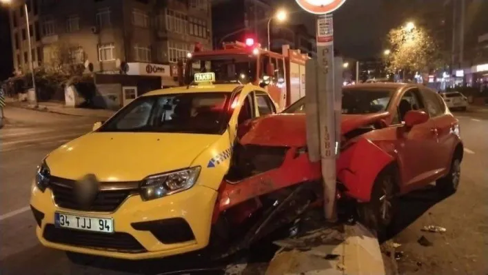 Maltepe'de alkollü sürücü ticari taksiye çarptı: 1 yaralı