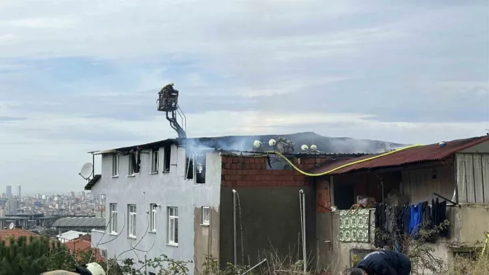 Maltepe'de binanın çatısı alev alev yandı