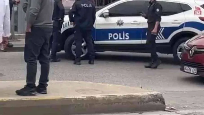 Maltepe'de hem kendine hem çocuğuna bıçak dayadı