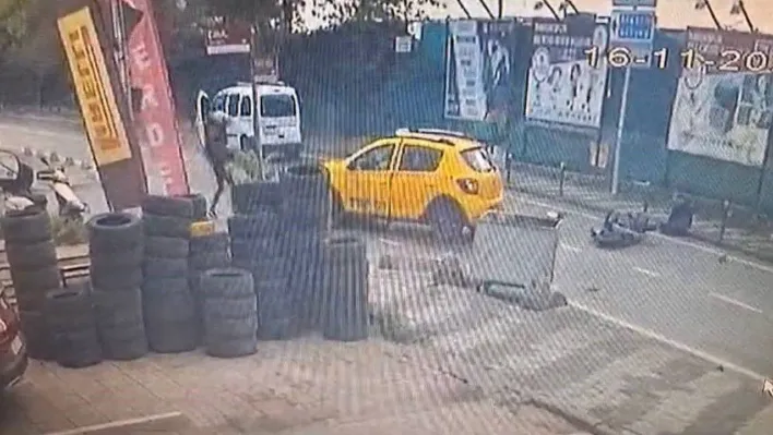 Maltepe'de kaygan zeminde sürüklenen motosikletli, taksinin altına girdi