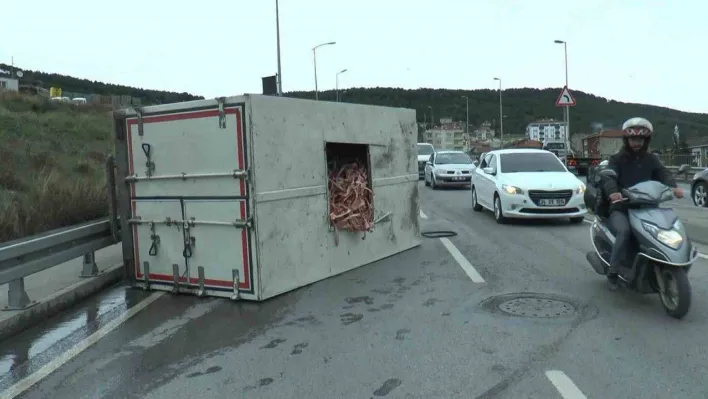 Maltepe'de kemik yüklü kamyonet kaygan zeminde yan yattı