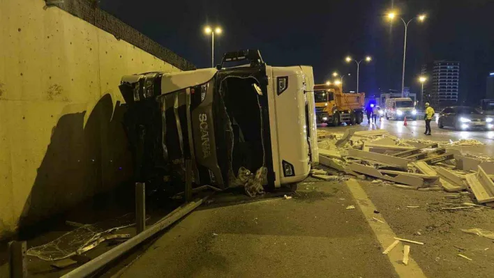 Maltepe'de kontrolden çıkan tır yol ayrımından D-100 kara yoluna düştü: 1 yaralı