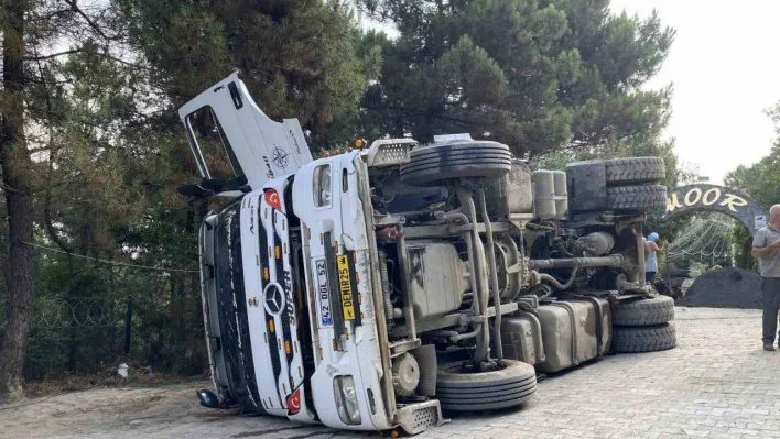 Maltepe'de mesire alanında hafriyat kamyonu devrildi: 2 işçi yaralandı