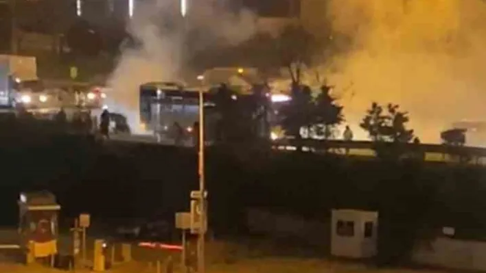 Maltepe'de seyir halindeki otobüsten dumanlar yükseldi
