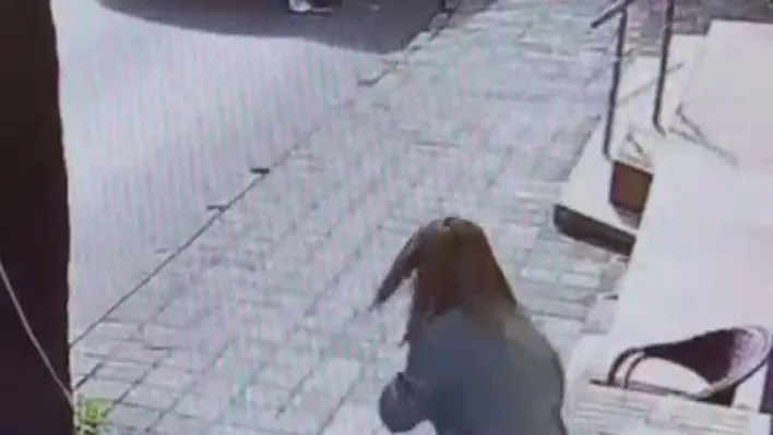 Maltepe'de yolun karşısına geçen kadına minibüs çarptı: Kaza anı kamerada