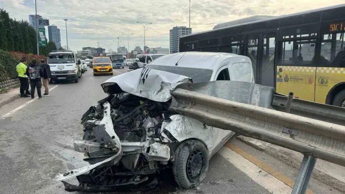 Maltepe E 5'te araç bariyerlere girdi: 2 yaralı