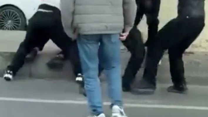 Maltepe E-5'te motorcular arasında çıkan kavgada tekme ve yumruklar havada uçuştu