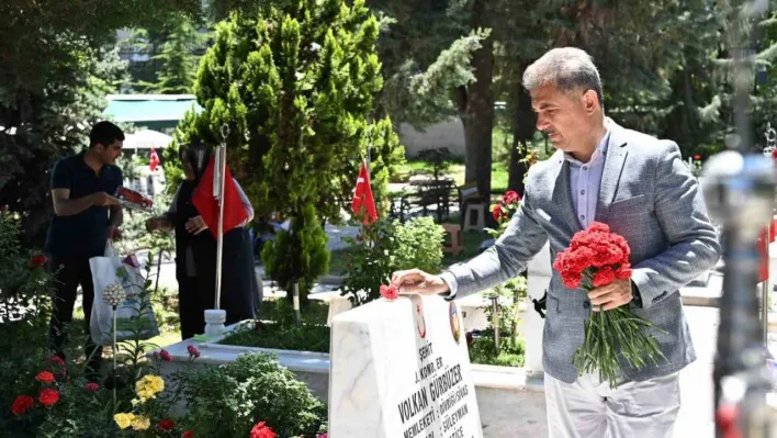 Mamak Belediye Başkanı Köse, Cebeci Askeri Şehitliği'ni ziyaret etti